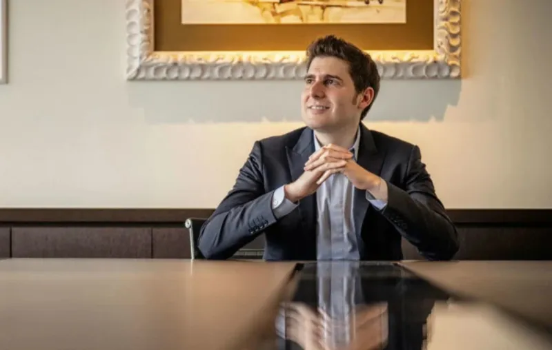 eduardo saverin fancebook universitário vencedor