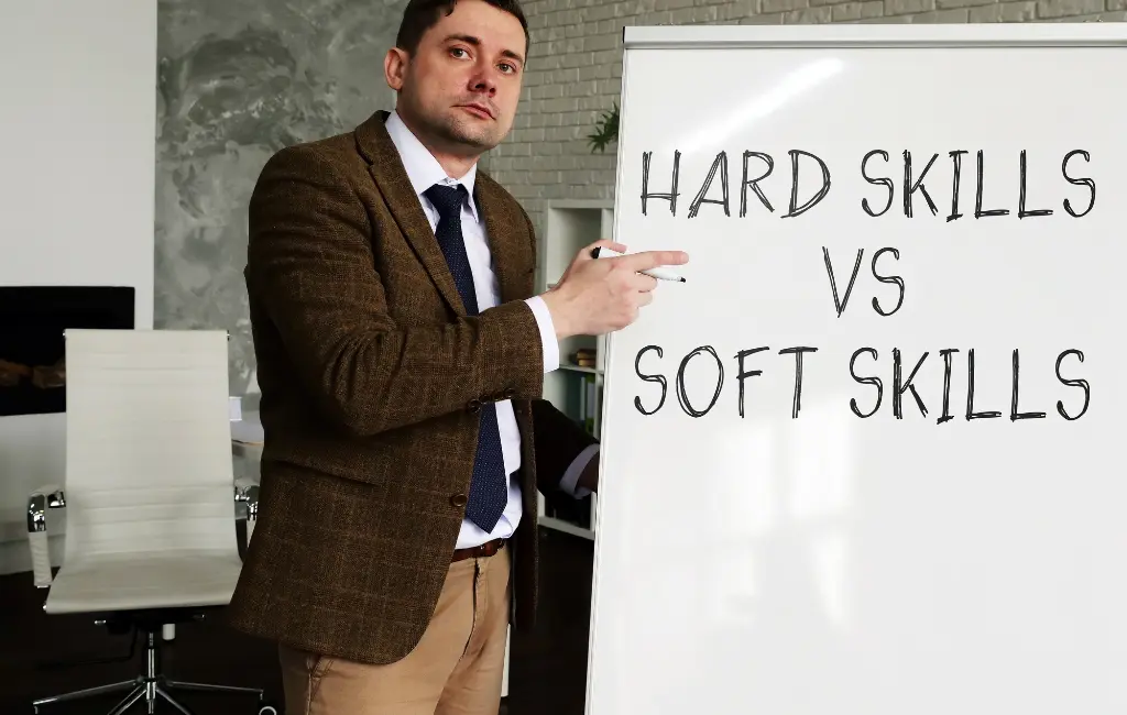 Soft Skills vs Hard Skills: Como Desenvolver Cada Uma Durante a Faculdade universitário Vencedor