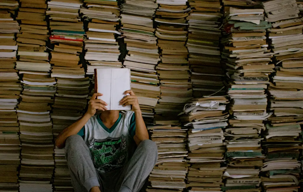 Absurdo na Graduação: Como Camus Te Ajuda a Encontrar Sentido? Blog do Universitário Vencedor