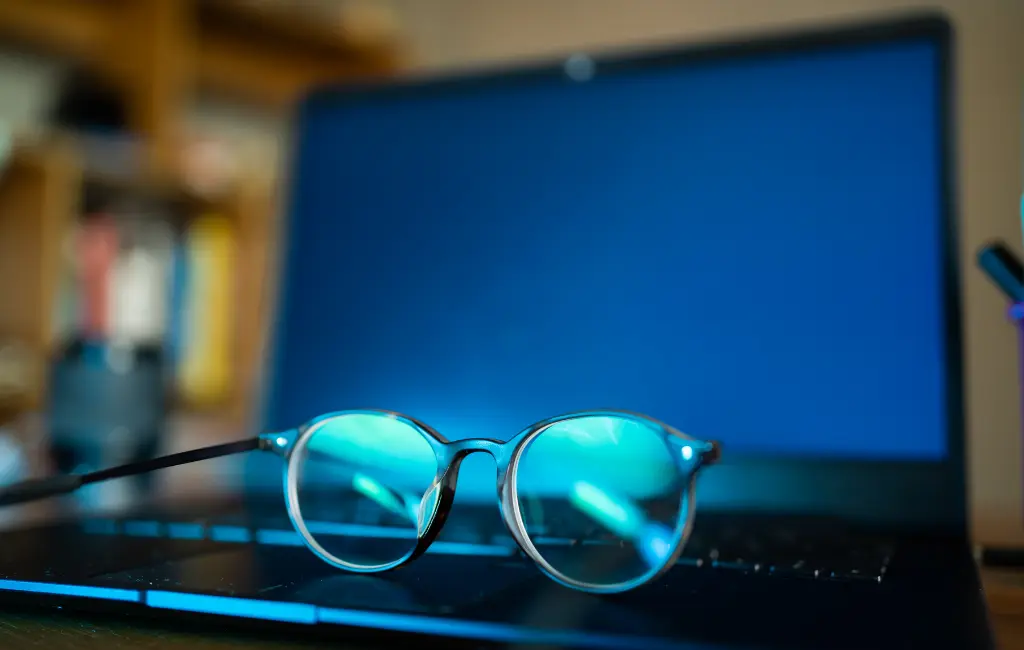 O Impacto da Luz Azul na Saúde dos Universitários: 3 Estratégias para Proteger Sua Visão e Sono blog do universitário vencedor
