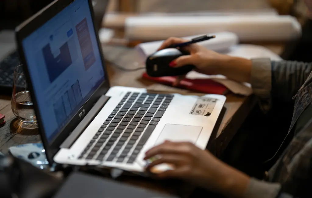 Como Usar a IA para Melhorar suas Habilidades de Escrita Acadêmica - Blog do Universitário Vencedor
