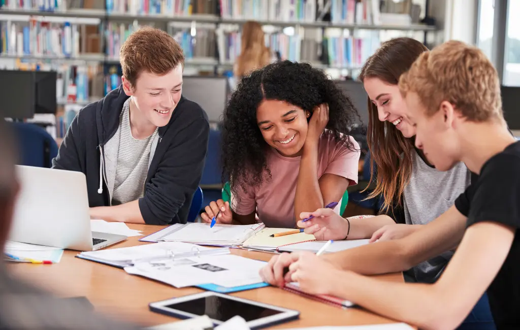 Criatividade na Apresentação de Projetos Acadêmicos: Destaque-se na Universidade - Blog do Universitário Vencedor