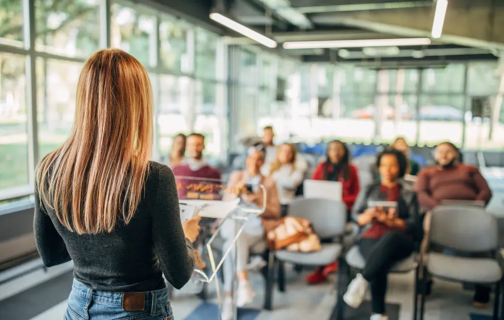 Criatividade na Apresentação de Projetos Acadêmicos: Destaque-se na Universidade - Blog do Universitário Vencedor