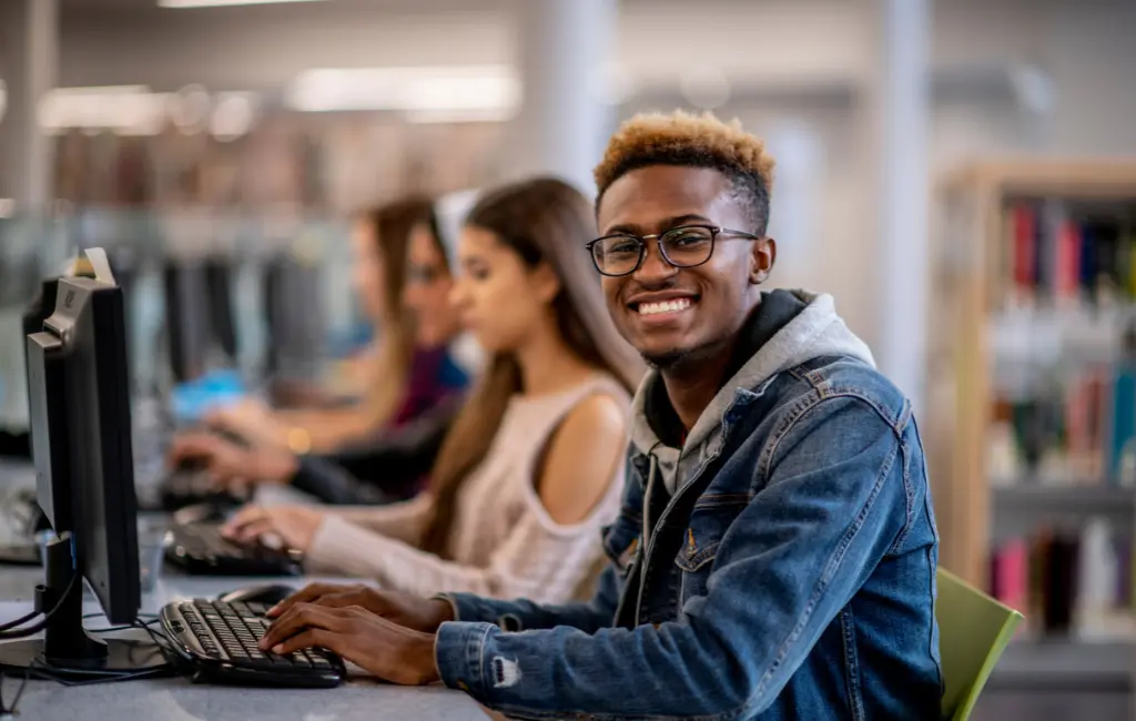 Branding Para Universitários: Como Construir Sua Marca Profissional Antes da Formatura